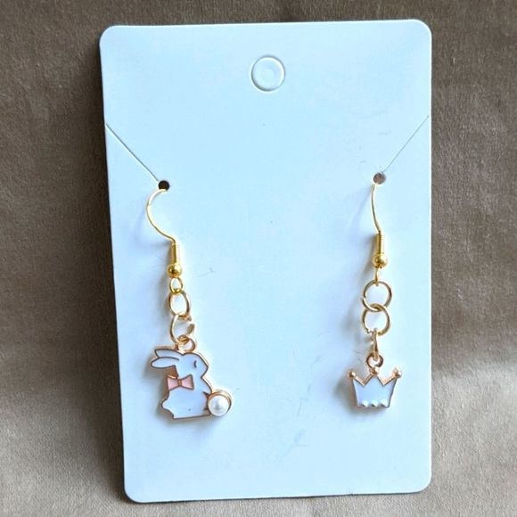 🛍 Alice and wonderland earrings